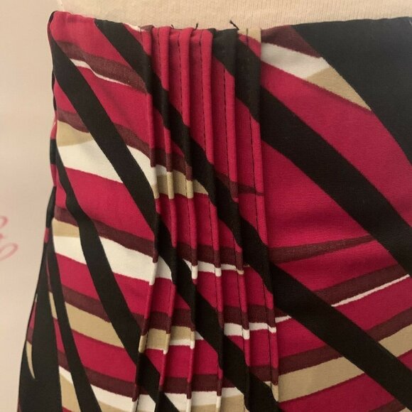 Worthington Pencil Skirt. Sz 4. Lined. Pleated Detailing. Contoured band. B30 - Picture 3 of 7